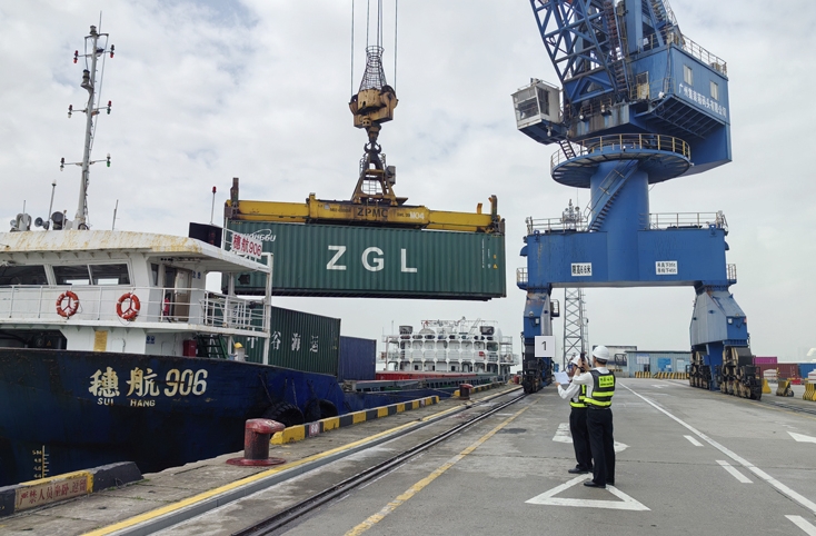 內外貿集裝箱同船“啟航”，工業絲路助力灣區轉關加速度