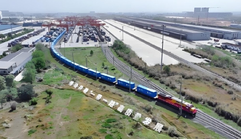 成都首趟圖定中亞班列開行：貿易出口新引擎，工業絲路賦能企業出海