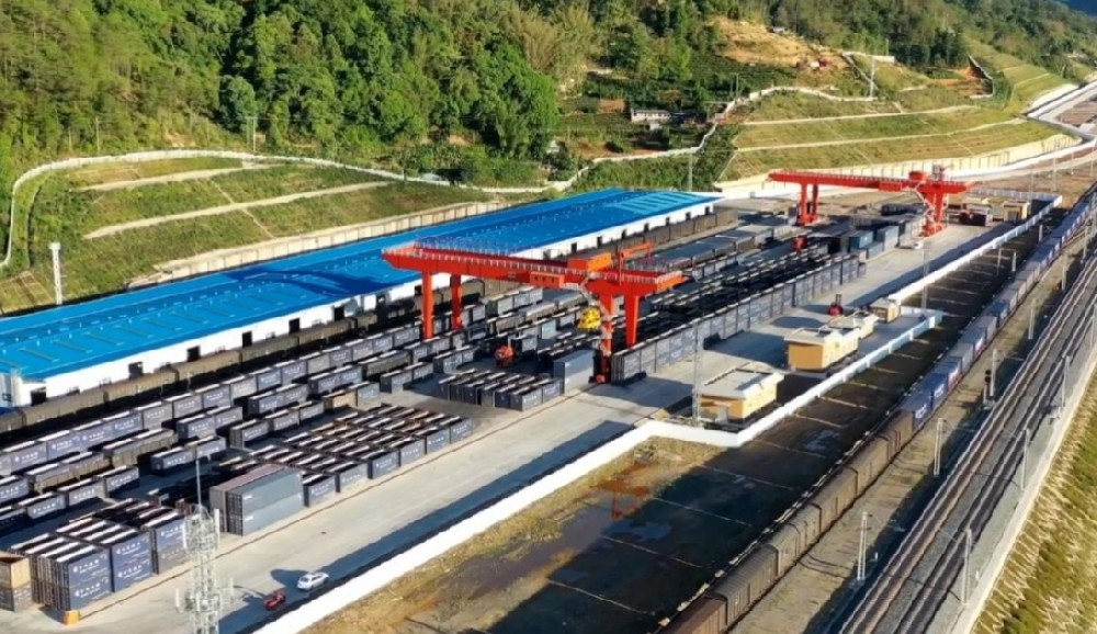 中老鐵路貨運量破1200萬噸 工業絲路平臺助推外貿升級