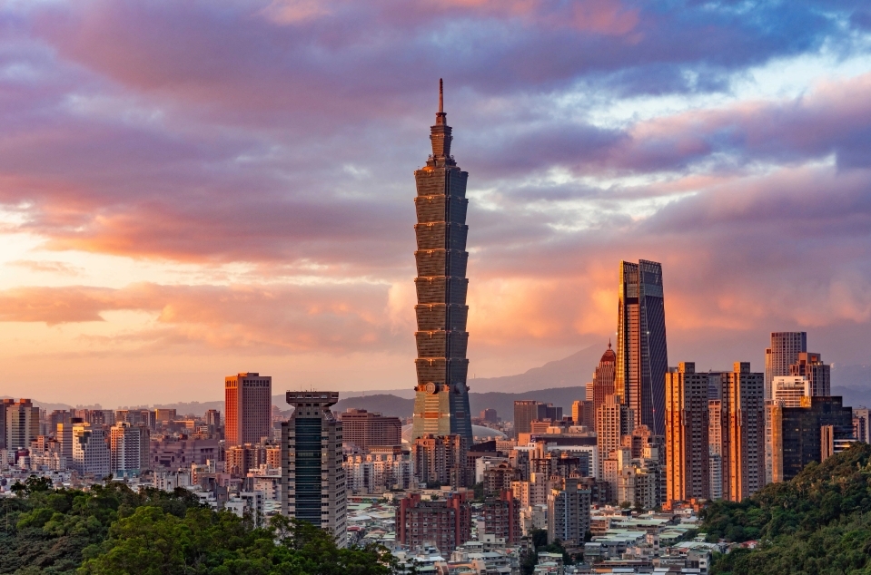 全球運(yùn)價(jià)震蕩！以伊沖突、柬泰邊境變故，工業(yè)絲路為外貿(mào)護(hù)航